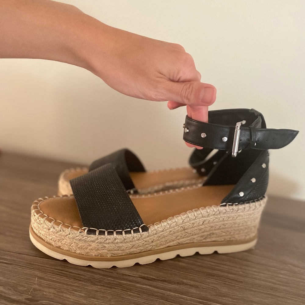 Black wedges